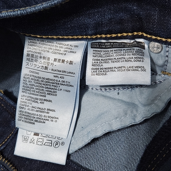 NEW Levi's Cropped Mid Rise Jeans - Picture 13 of 15